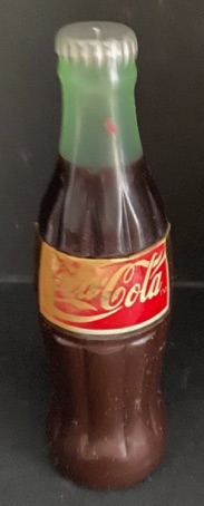 5792-1 € 1,50 coa cola puntenslijper in vorm v an flesje.jpeg